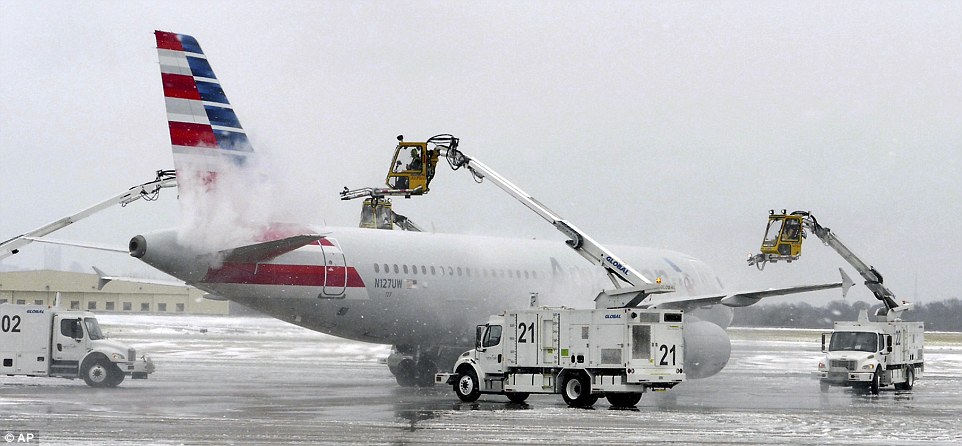 达美航空一客机突发故障中止起飞 2000多个航班因暴风雪取消